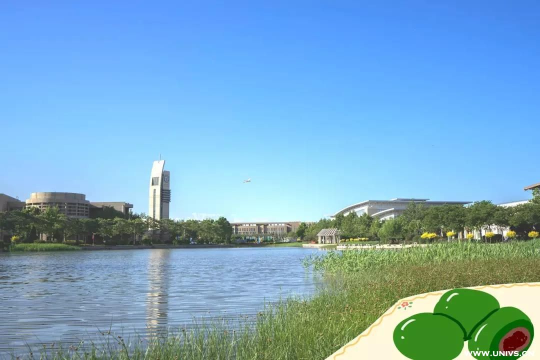 千禧湖牌青团
千禧湖牌青团
 用艾草汁和着糯米粉制成的表皮
一口咬下去
 让你的口齿之间都充满着淡淡的清香与红豆的甜腻 
 让你仿佛置身在春日的千禧湖畔
  在春日下吃青团祛湿驱寒
 岂不妙哉