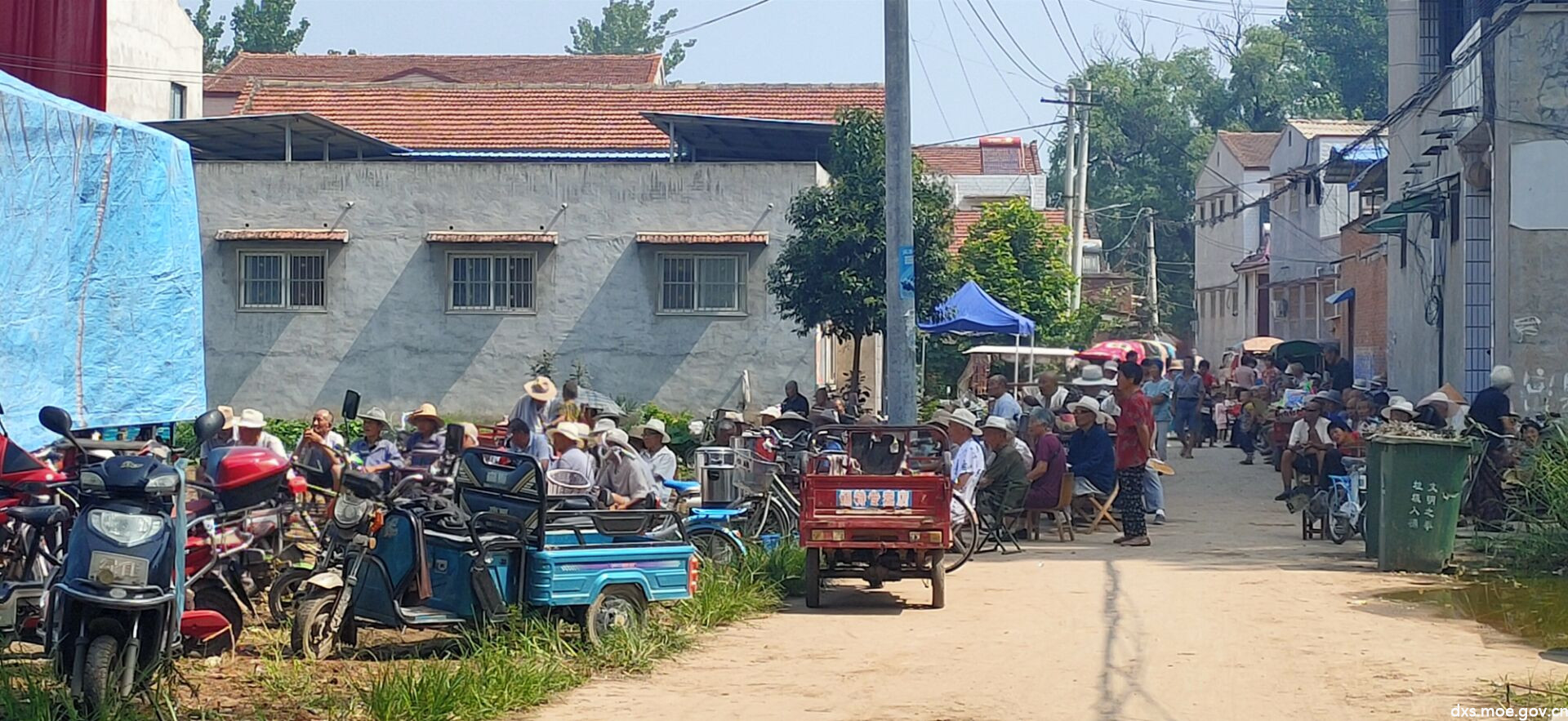 图为于寨村村民休闲场景 摄影:卢卯锟宣讲前,卢卯锟首先对于寨村村庄