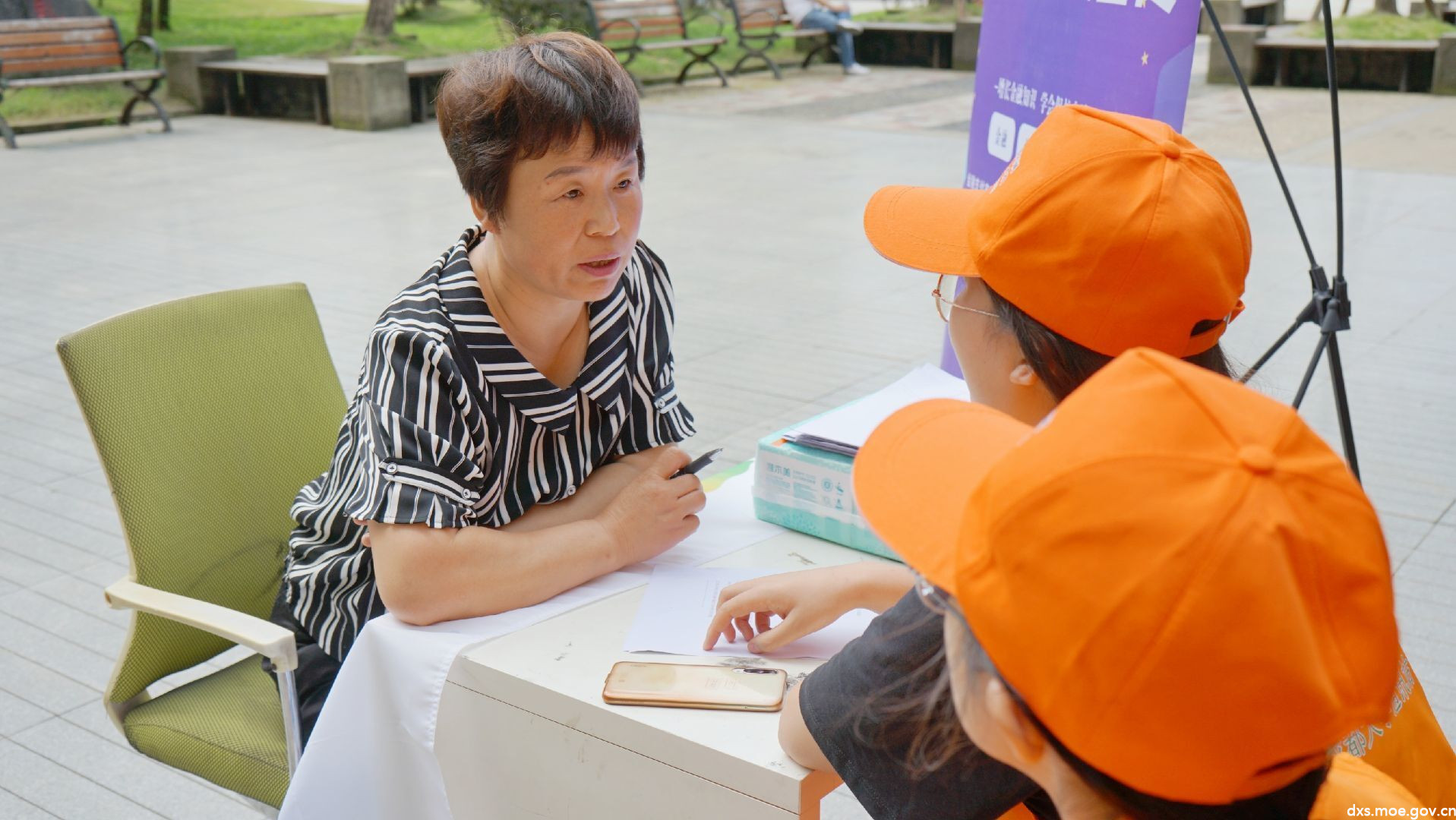 居民在向实践成员讲述自己被金融诈骗的经历 成都大学 周沛玲 提供在