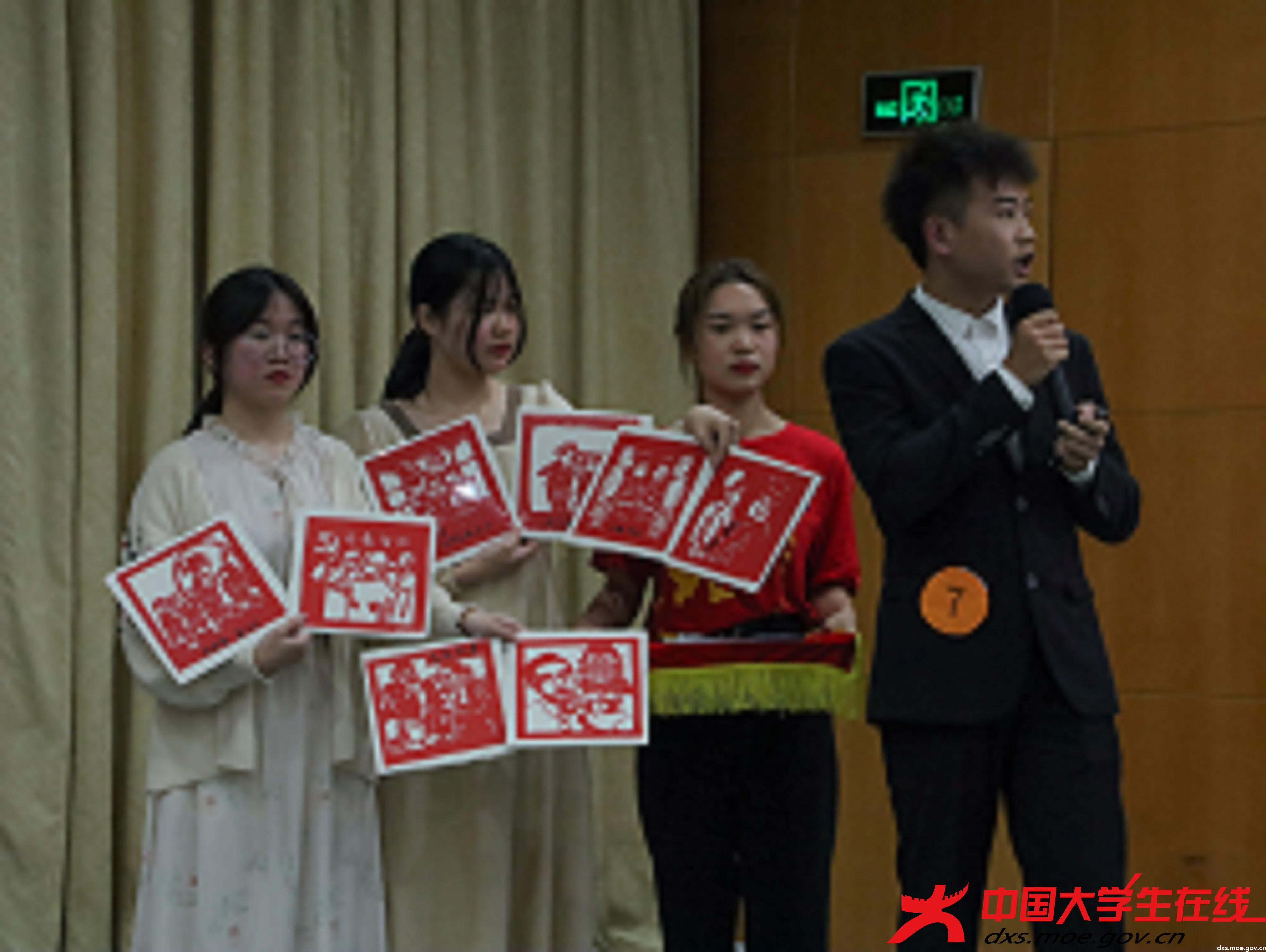 剪纸作品展示中 李兴鹏摄.jpg