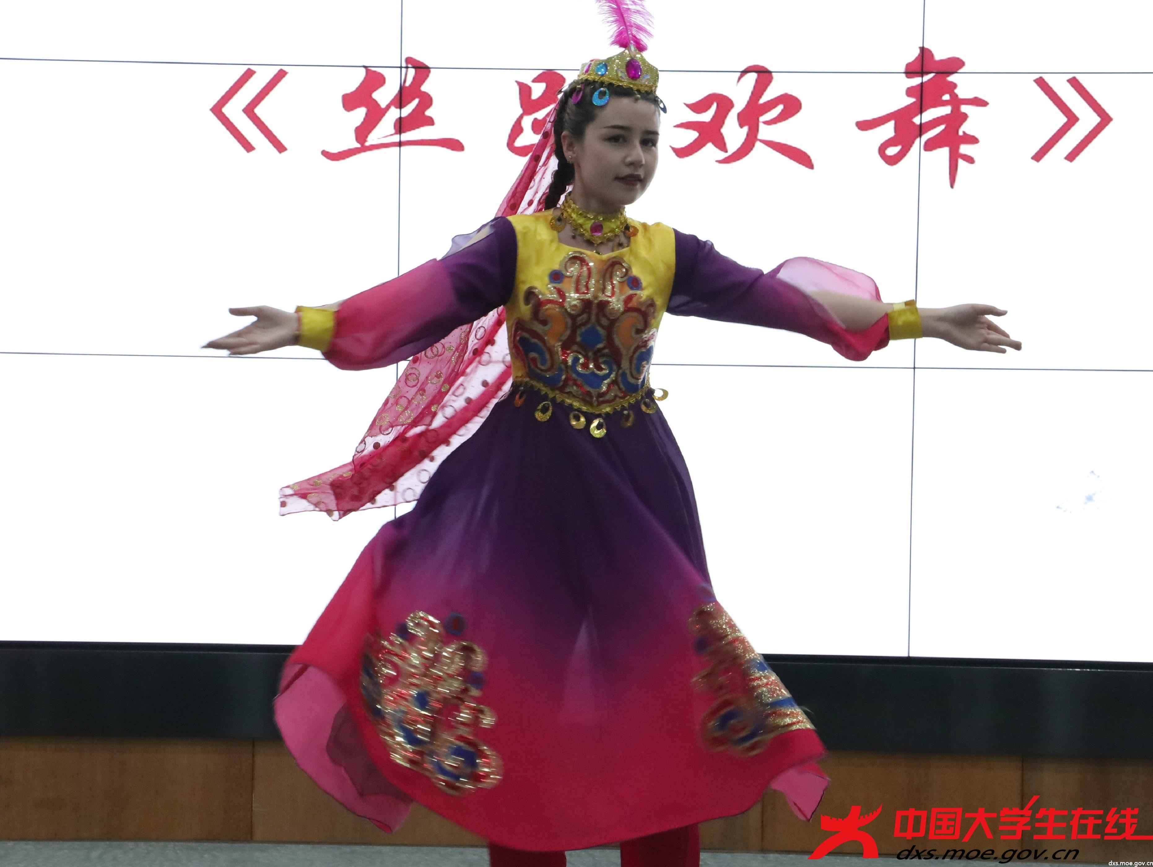 选手表演《丝路欢舞》 李兴鹏摄.jpg
