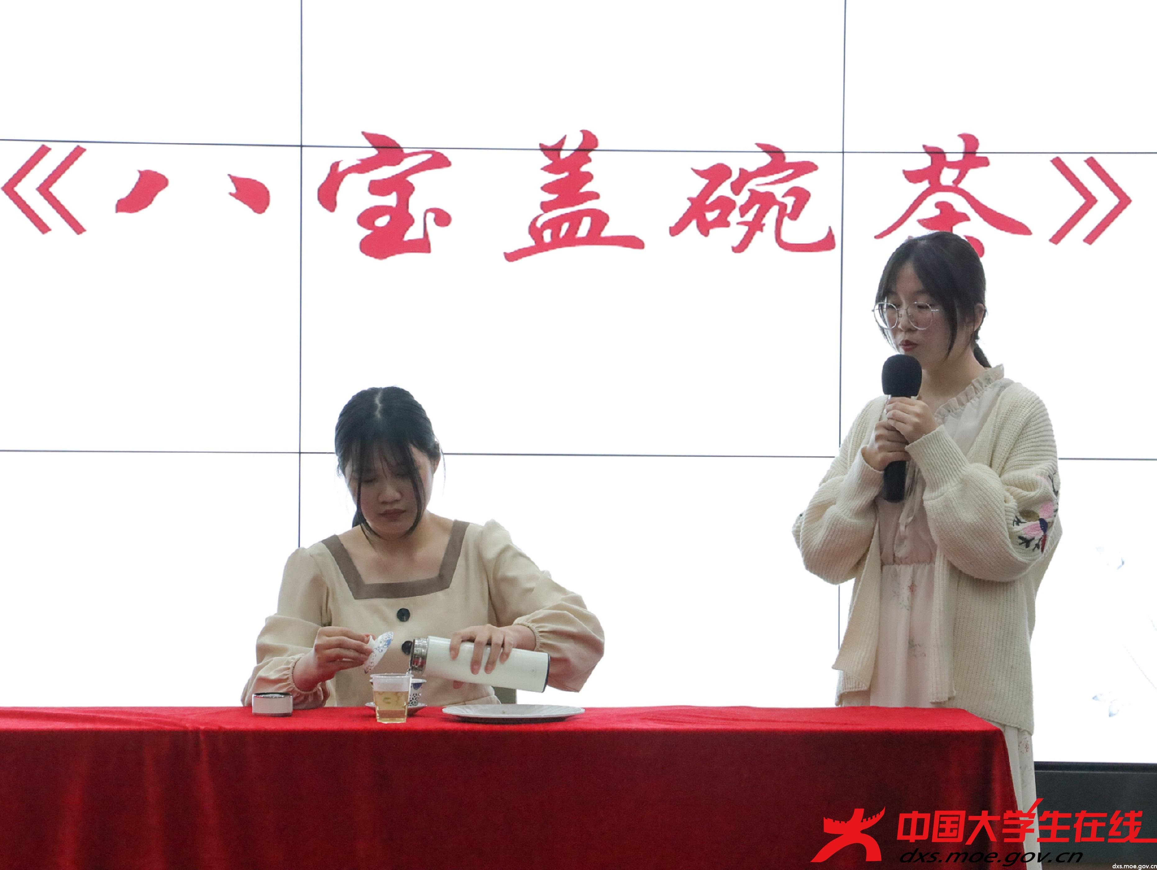 队员冲泡八宝盖碗茶 李兴鹏摄.jpg