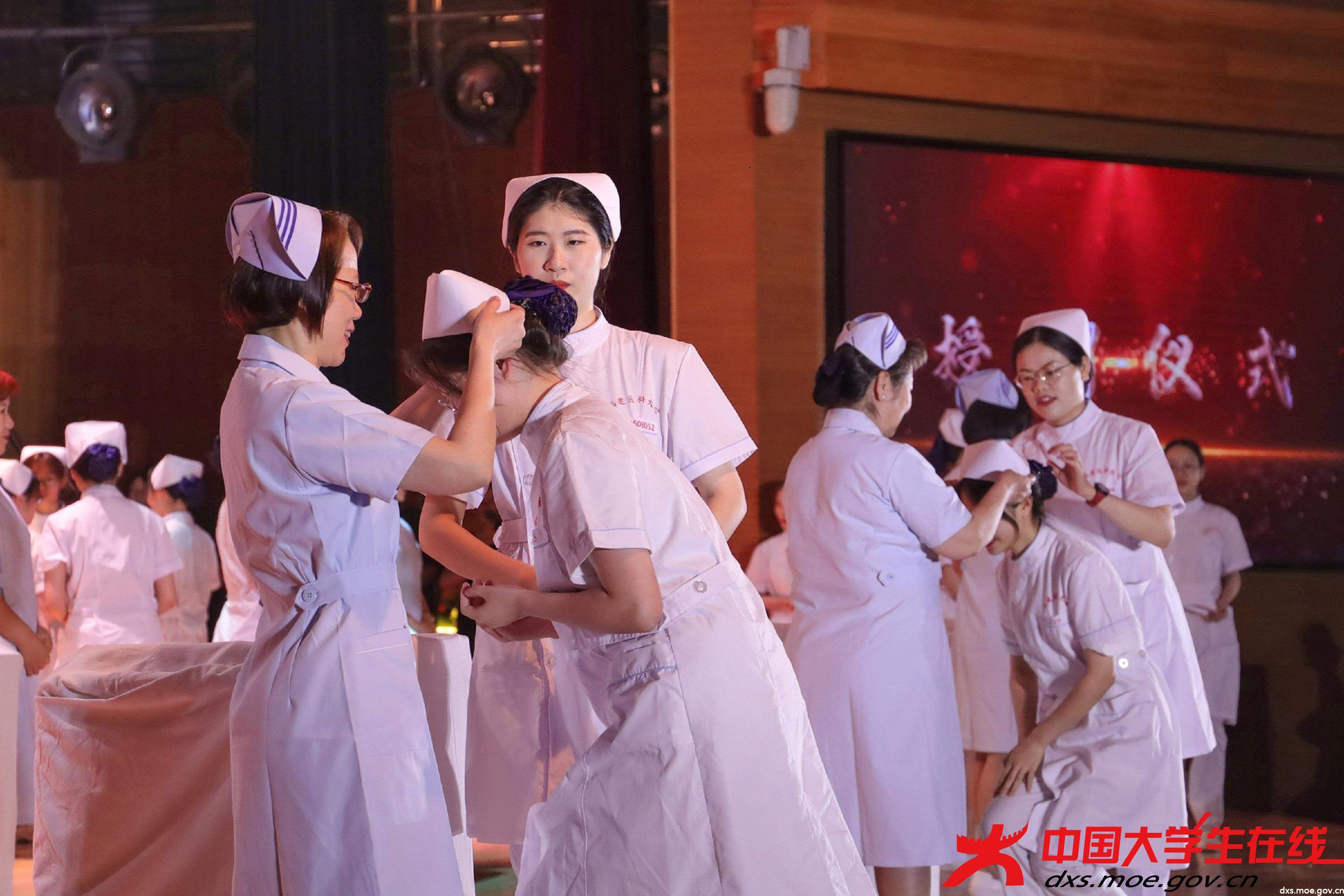 前辈为护理学子授帽 方子欣摄.jpg