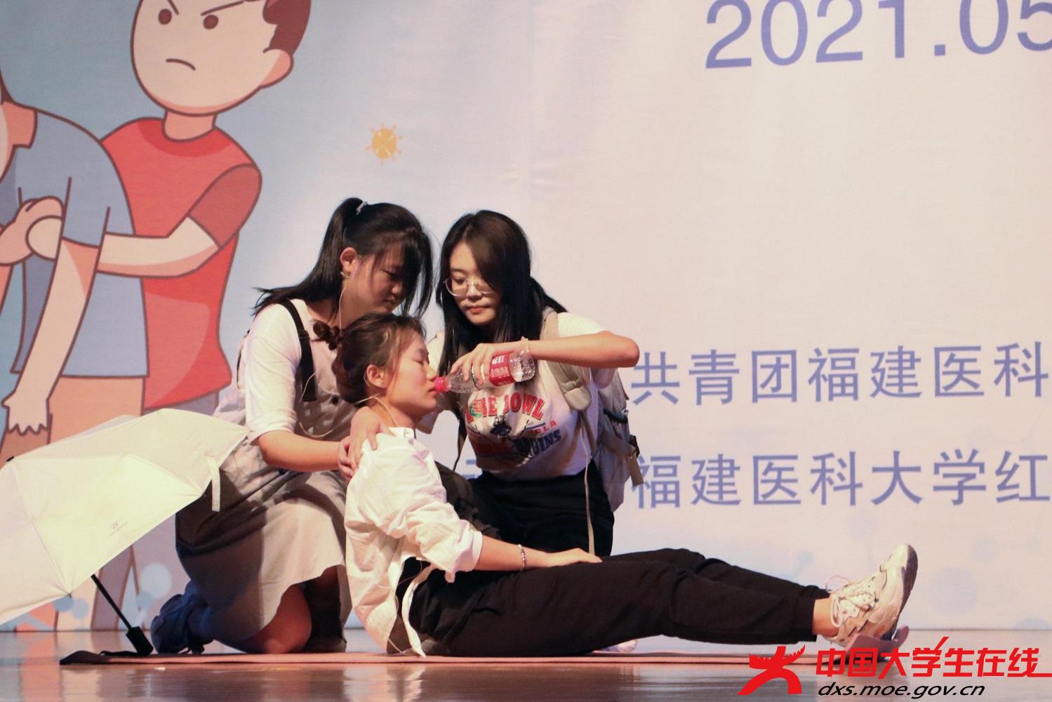 模拟对中暑患者进行急救 郑宇言摄.jpg