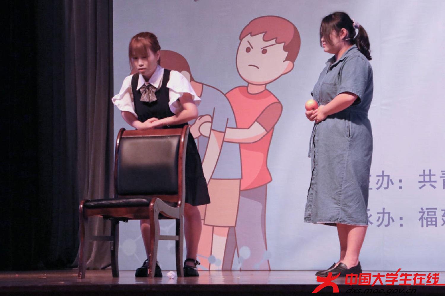 选手模拟患者利用海姆立克急救法进行自救 郑宇言摄.jpg