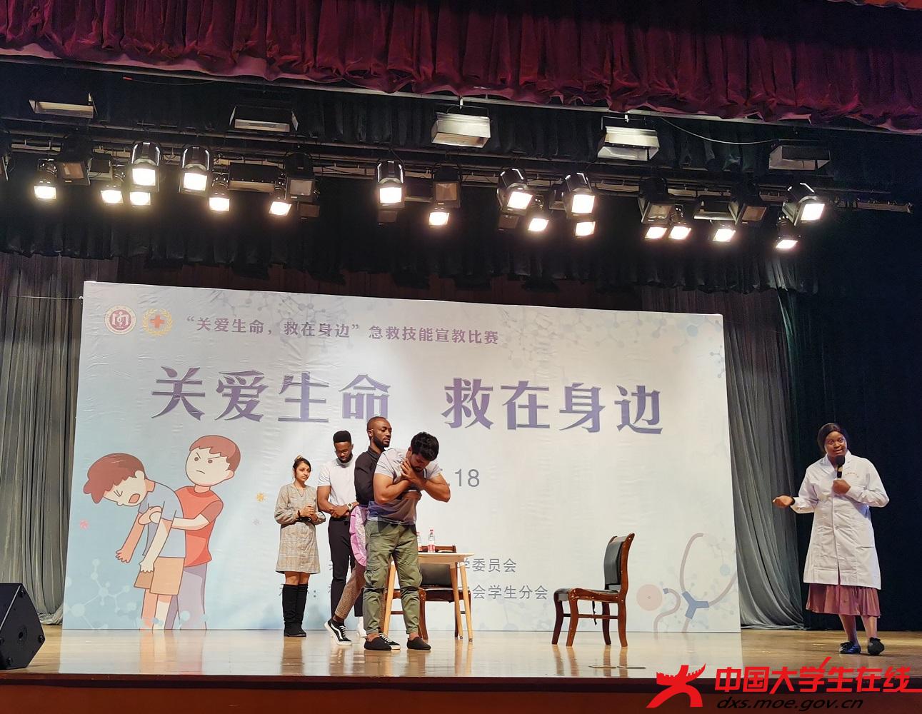 选手对患者进行海姆立克急救 陈水珍摄.jpg