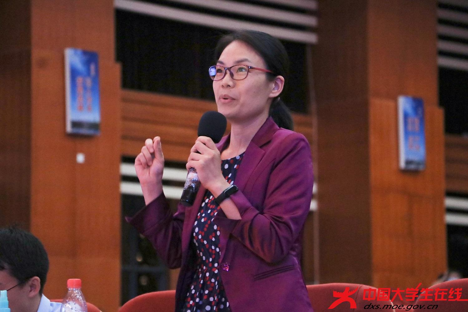 评委陈美静进行点评 郑宇言摄.jpg