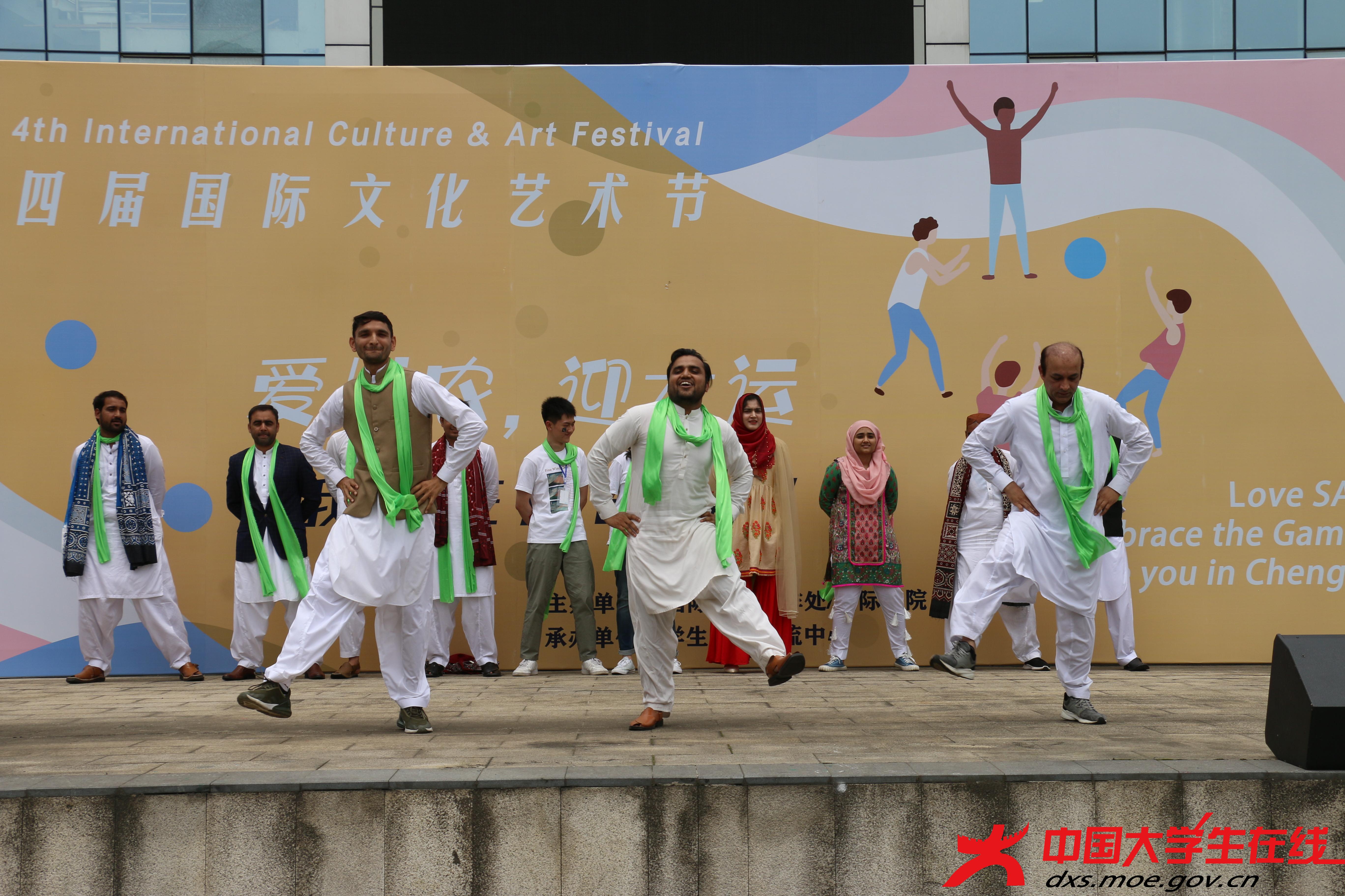活泼可爱的巴基斯坦的留学生表演者们带来了具有巴基斯坦＂团队精神＂的特色舞蹈。憨态可掬的舞蹈动作和不断变化的步伐给台下的观众带来了欢声笑语。  樊天赦 摄
