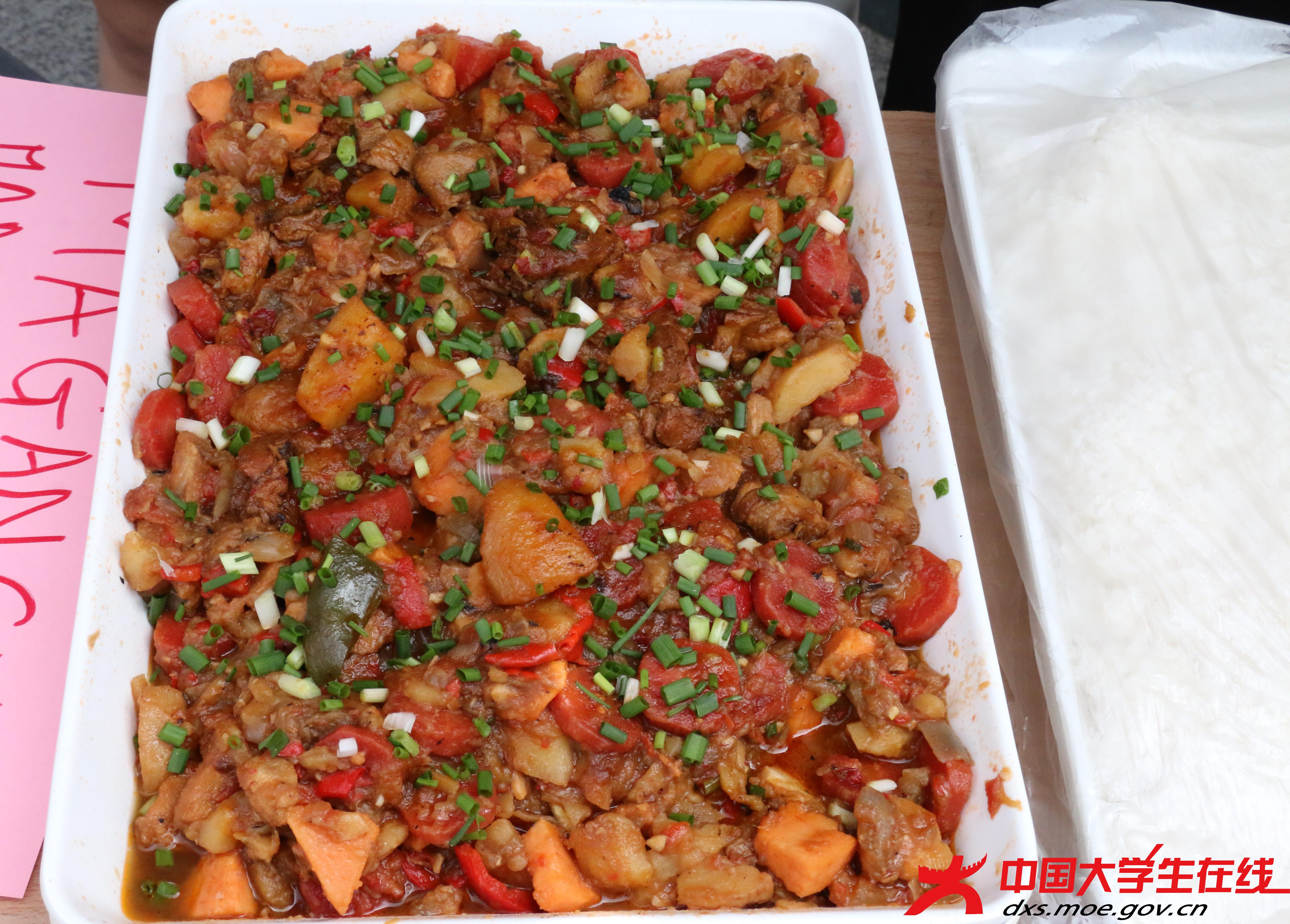 巴基斯坦人喜欢吃香辣的食品，他们用胡椒、姜黄等做的咖哩食品闻名世界。土豆烩羊肉这道羊肉咖喱的菜品，它的做法简单，味道浓郁，使用玛萨拉料、肉桂、香叶、小豆蔻、姜和洋葱调味，是最能代表巴基斯坦饮食风味的菜品。  杨雪莲 摄