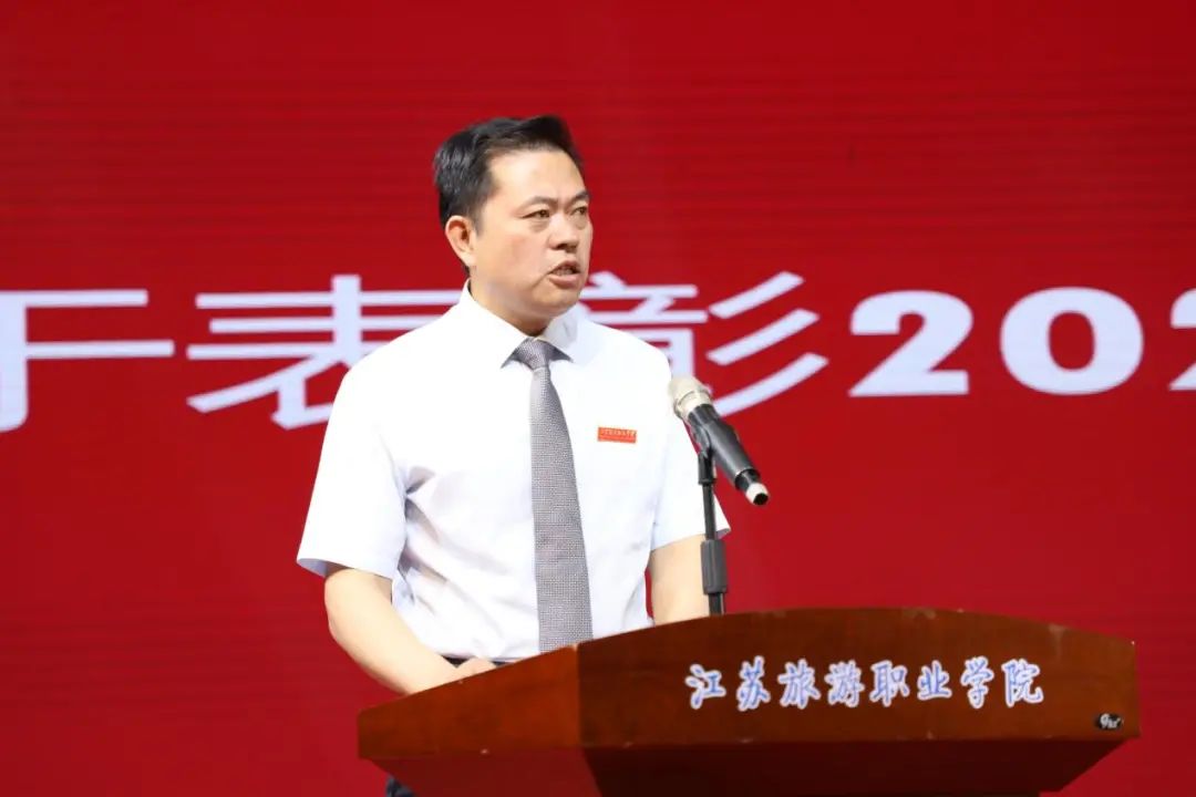 全体师生共同合唱了国歌,随后副校长苏爱国代表学院宣读了《关于表彰