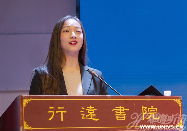 环境科学与工程学院2015级环境工程专业何雪雁同学作为结业生代表发言