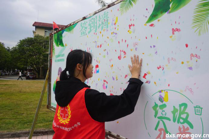 朱韵琳 摄活动增加手印签到的环节,不仅能让同学们记录自己学习垃圾