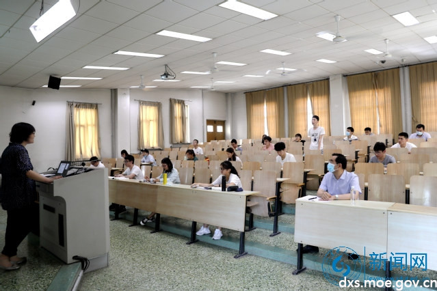 山东理工大学校党委领导班子成员检查线上线下同步教学工作