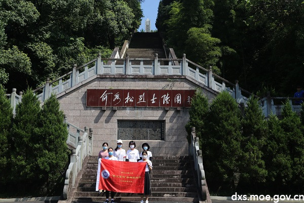 图为实践团在俞秀松烈士陵园门口的合照 通讯员 赵咪妮 摄.jpg