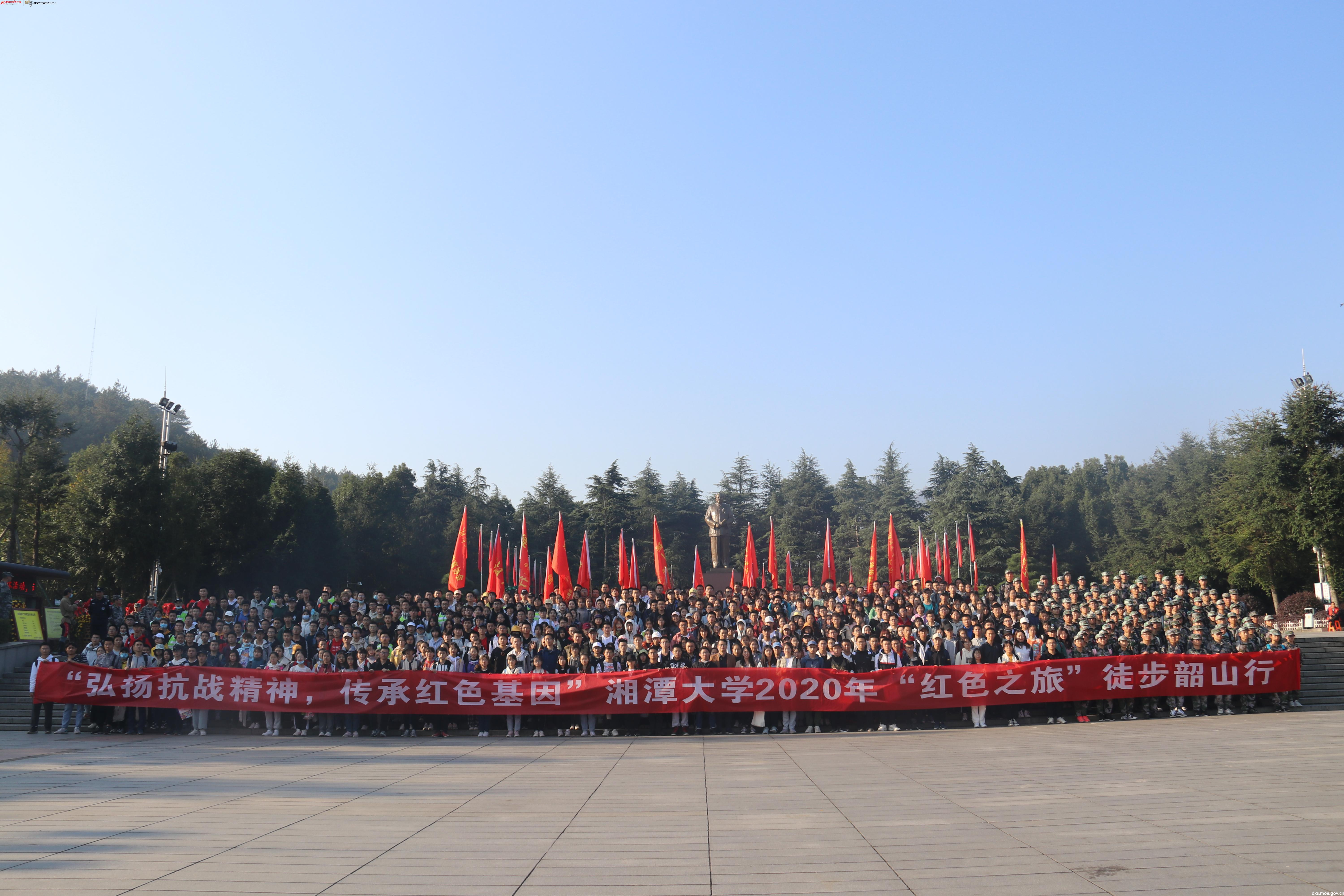 全体人员在毛泽东铜像广场合影留念.JPG