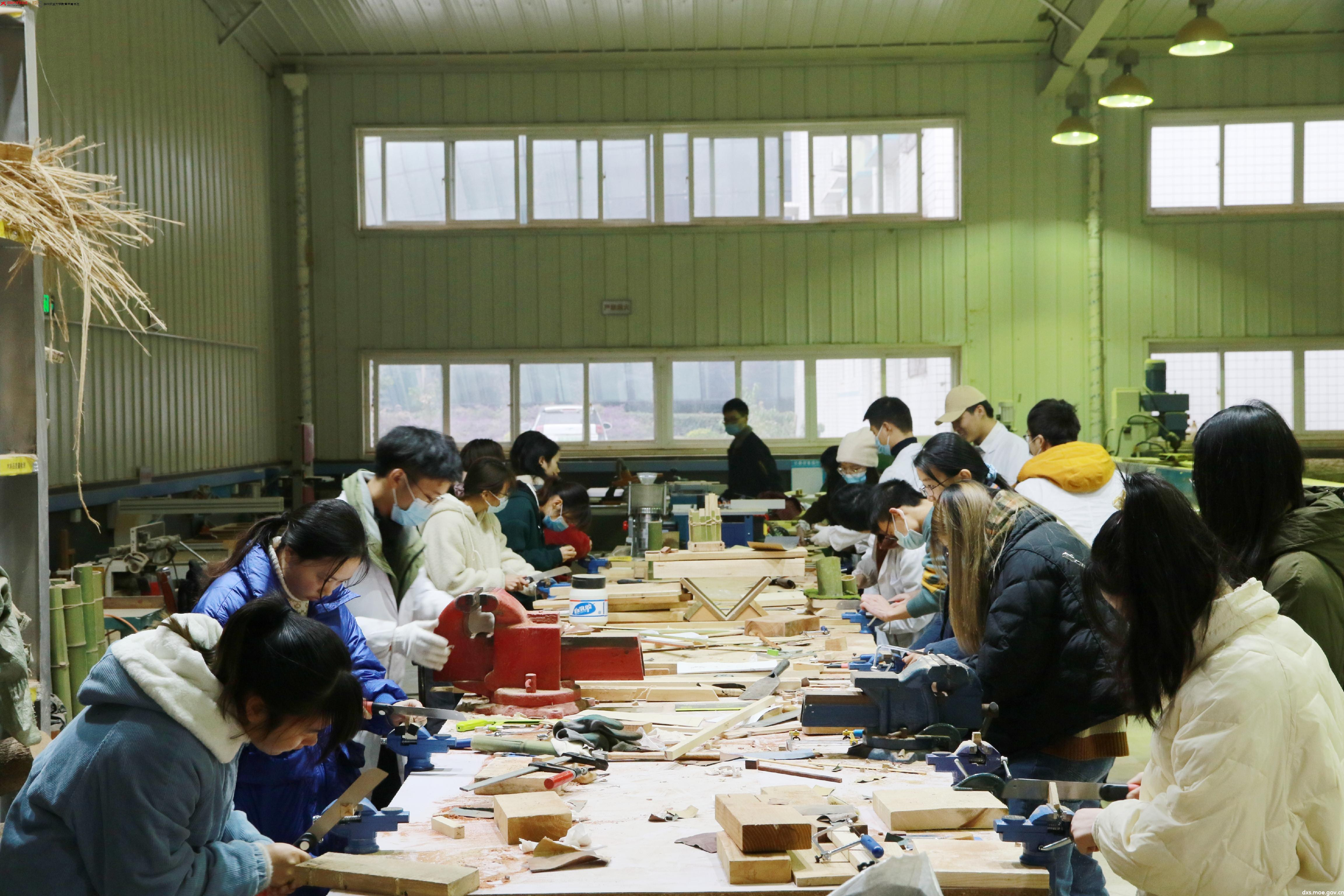 匠人匠心!四川农业大学学生亲手制作精美木质挂饰,传承工匠精神