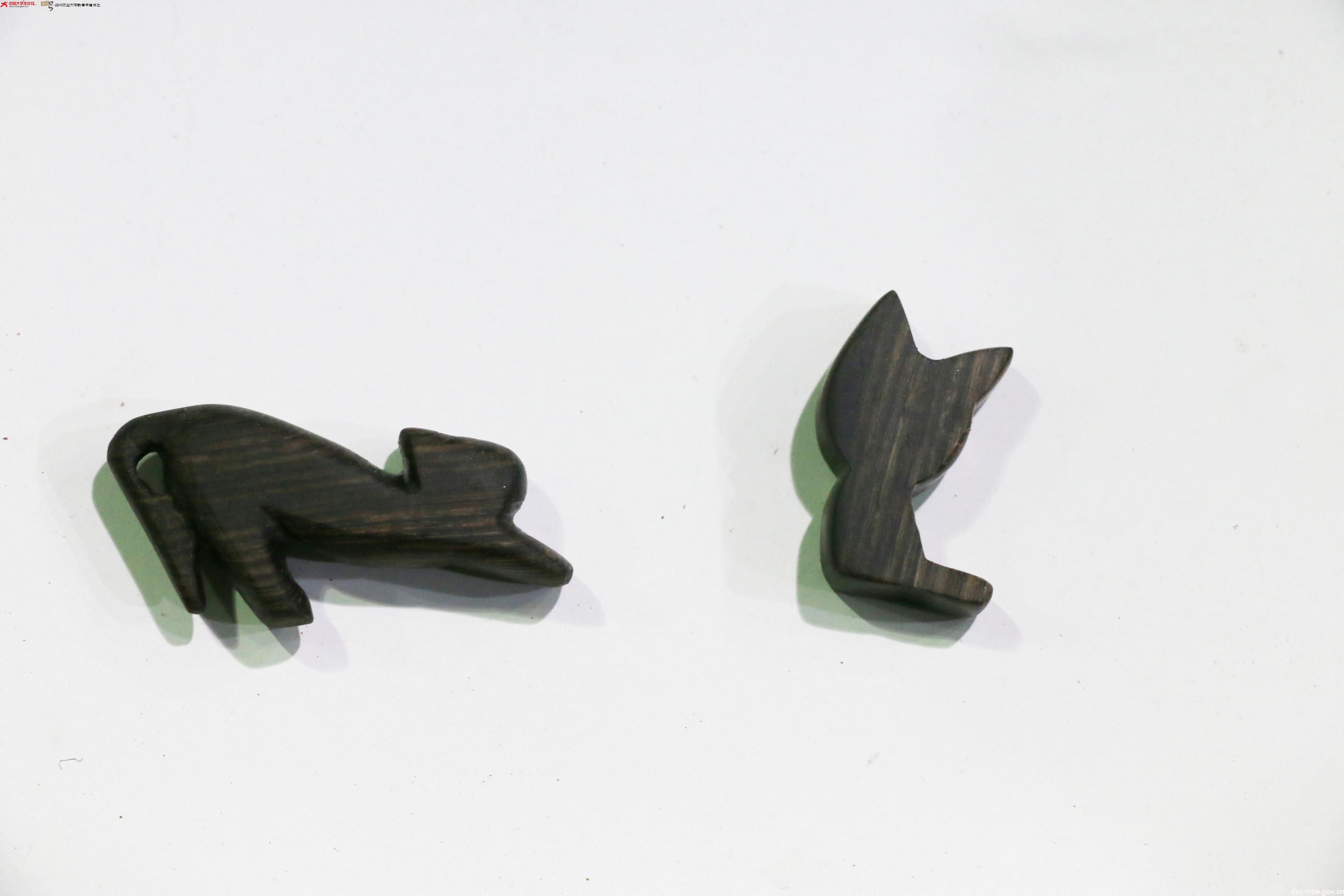 将生活中的猫咪用木块雕刻出来,有伸着懒腰的,有端坐着的,虽然简单