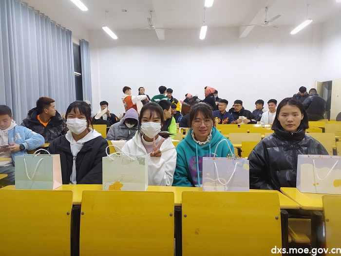 四位女生收到班级男生准备的礼物露出笑容。中国青年网通讯员 栾欣 摄.jpg