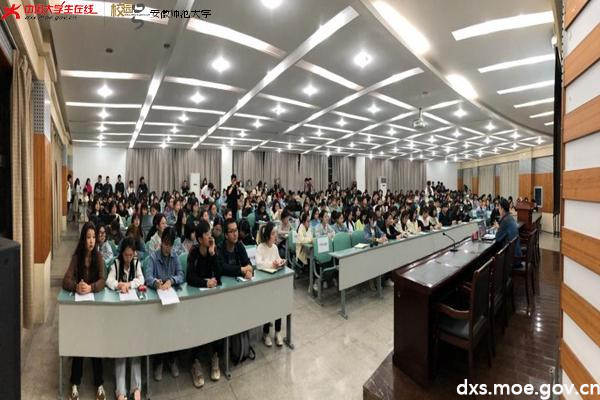 参会人员认真听讲.jpg 参会人员认真听讲.jpg