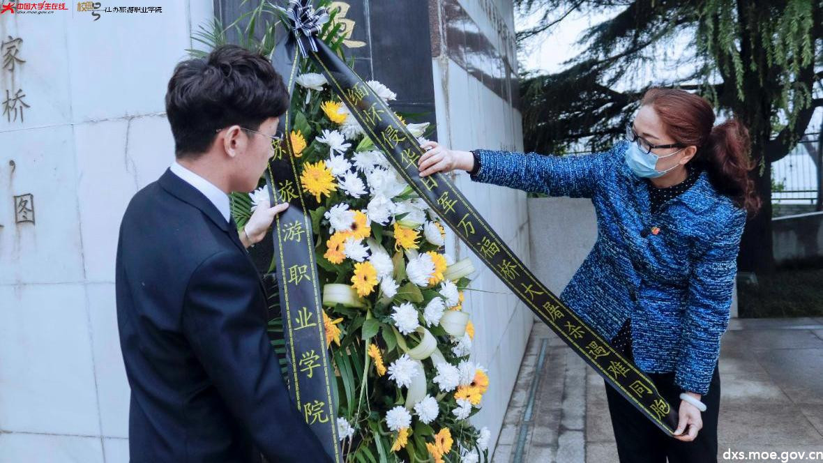 学校党委副书记梅纪萍与学生代表向遇难同胞敬献花圈