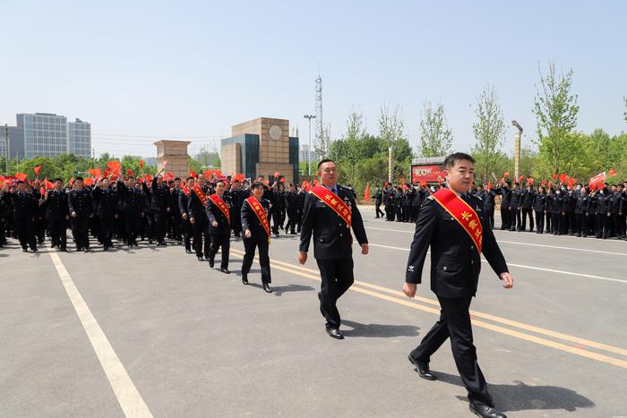 图1 师生夹道欢迎功模校友