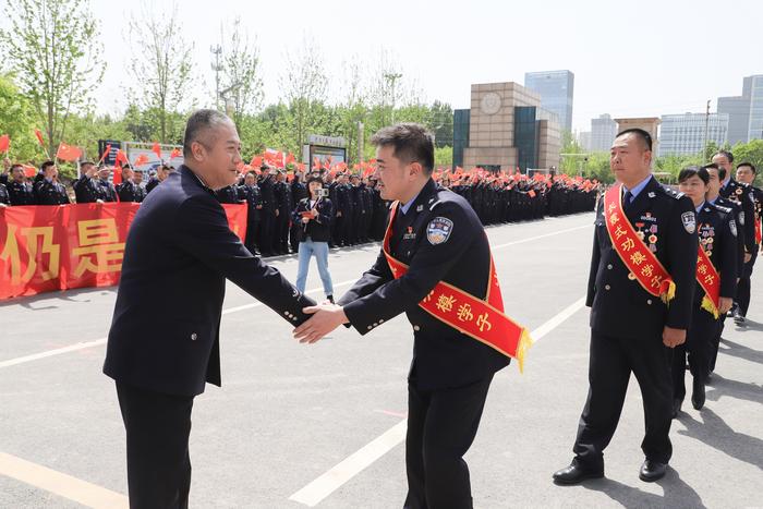 图3 学院王伟平书记和党委班子成员欢迎功模校友载誉归来