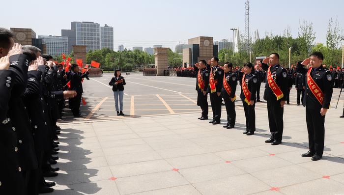 图4 功模学子向母校教师敬礼