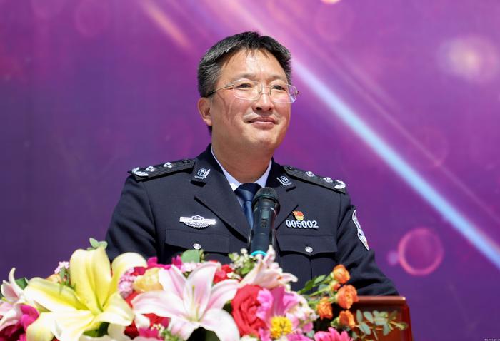 图6 学院党委副书记、院长田凯主持仪式