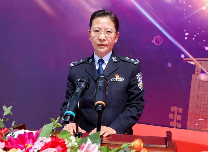 图7 学院党委副书记徐晓慧介绍我院挖掘凝练的“长霞精神”内涵