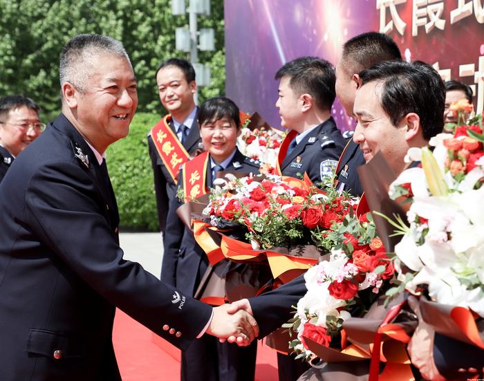 图8 王伟平书记与功模学子亲切握手