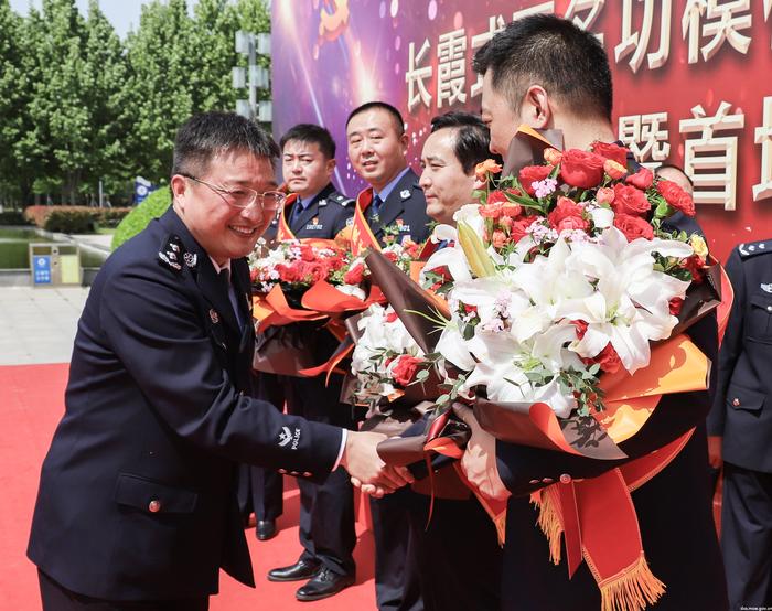 图9 田凯院长与功模学子亲切握手