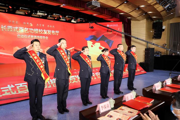 图12 功模学子向师生敬礼