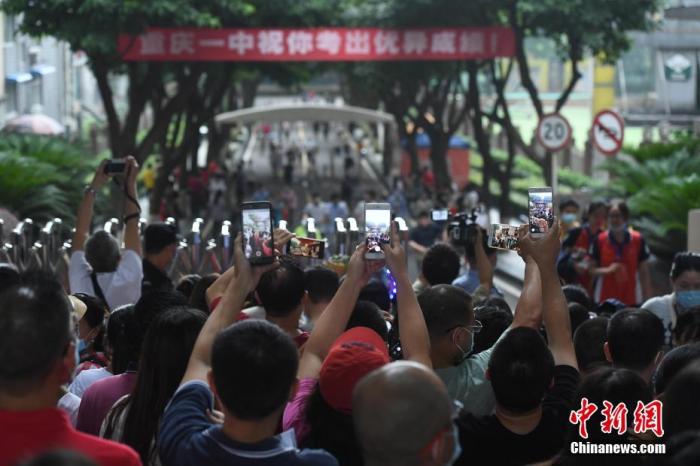 资料图:2020年7月7日,重庆市第一中学校考点,家长迎接孩子。 <a target='_blank' href='http://www.chinanews.com/'><p align=