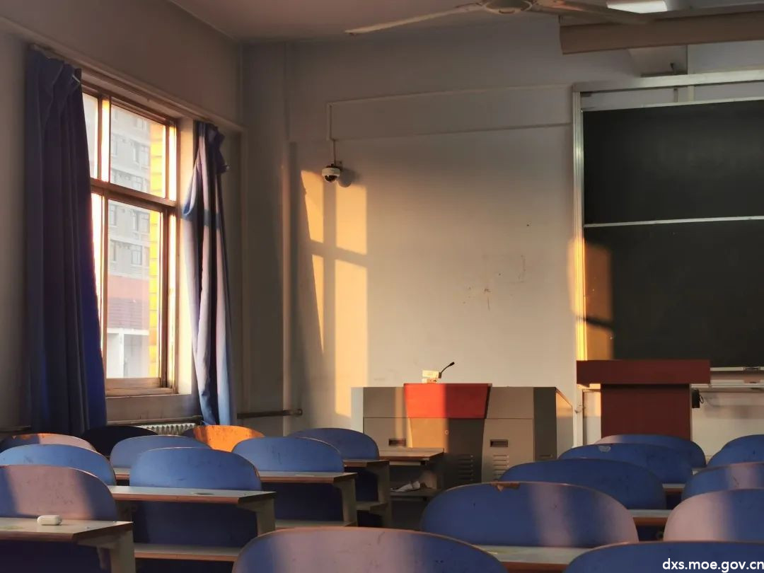 行走在光影中的河南农大