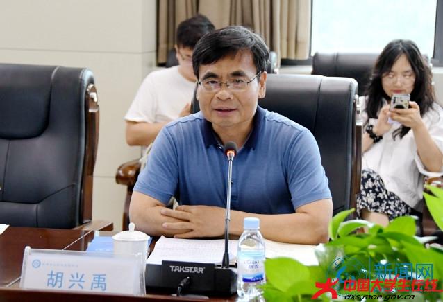 仪式由王玉杰主持.