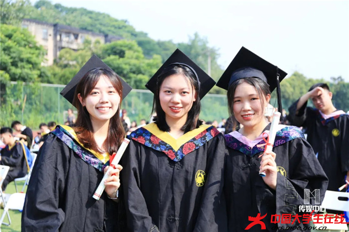 重庆大学学士服图片