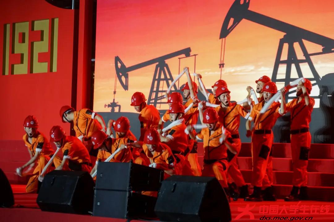 《石油工人变奏曲》
整齐划一的动作，雄浑有力的气势
将石油工人在野外作业的劳动内容融入生活场景