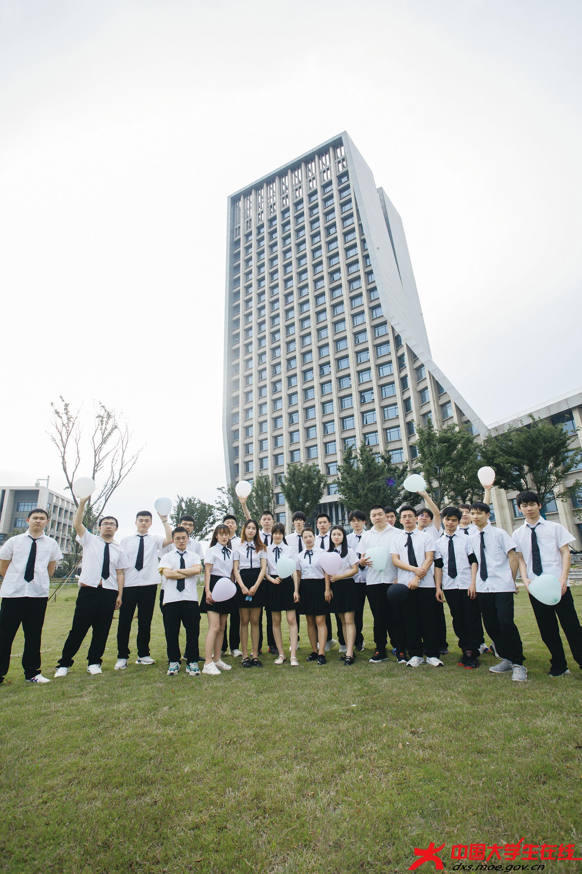 毕业季:愿此去繁花似锦,再相逢依旧如故 - 江苏科技大学 - 中国大学生